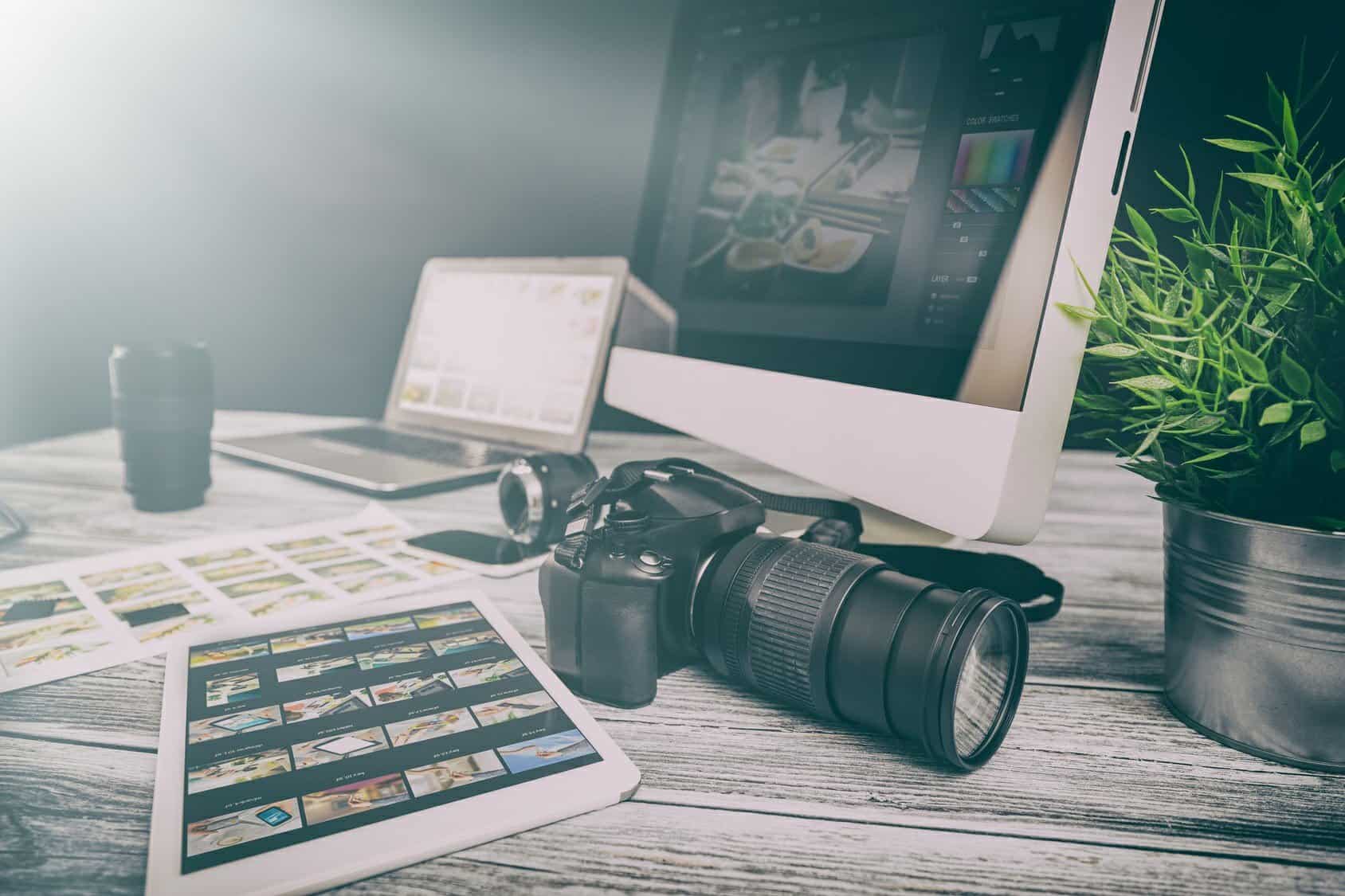 Biurko z komputerem i aparatem fotograficznym