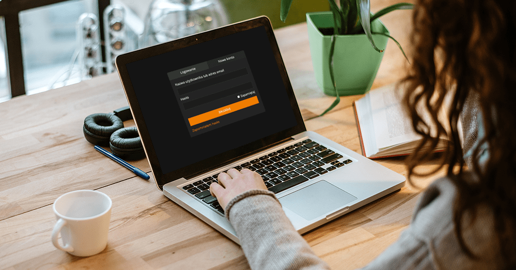 Osoba loguje się do panelu platformy Intellect VOD